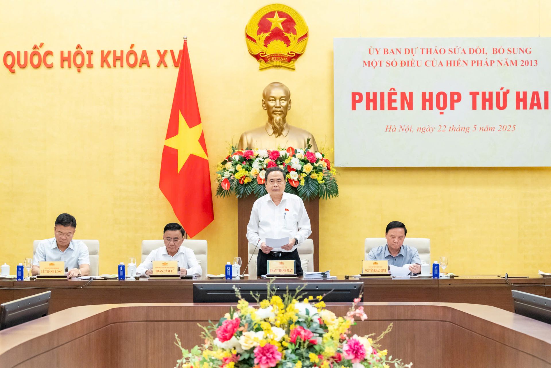 Chủ tịch Quốc hội Trần Thanh Mẫn, Chủ tịch Ủy ban dự thảo sửa đổi, bổ sung một số điều của Hiến pháp năm 2013 kết luận phiên họp