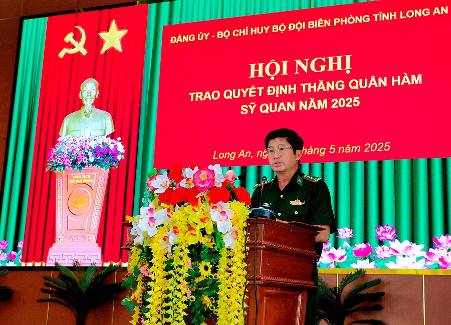 Đại tá Đàm Quang Ngoạt – Phó Bí thư Đảng ủy, Chỉ huy trưởng BĐBP tỉnh chúc mừng các đồng chí sỹ quan được thăng quân hàm đợt này