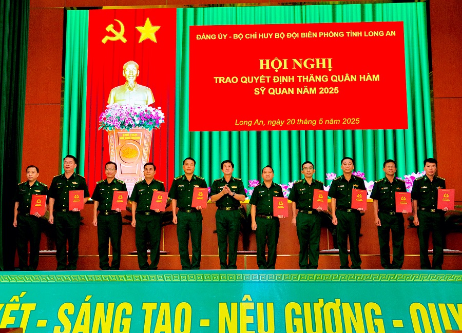 Đại tá Đàm Quang Ngoạt – Phó Bí thư Đảng ủy, Chỉ huy trưởng BĐBP tỉnh trao quyết định thăng quân hàm sỹ quan tại hội nghị