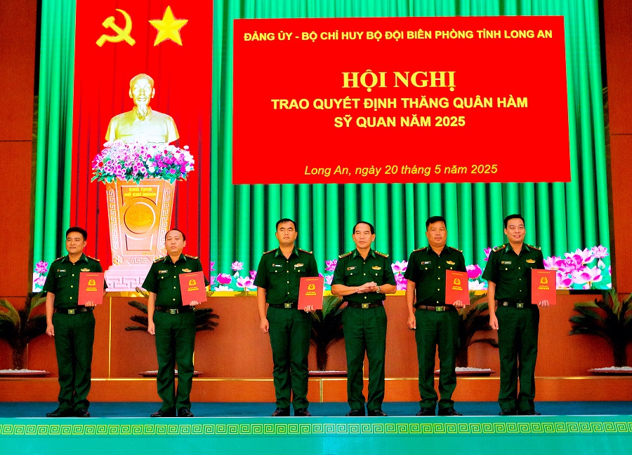 Đại tá Vũ Minh Tùng – Ủy viên BTV Đảng ủy, Phó Chính ủy BĐBP tỉnh trao quyết định thăng quân hàm sỹ quan tại hội nghị