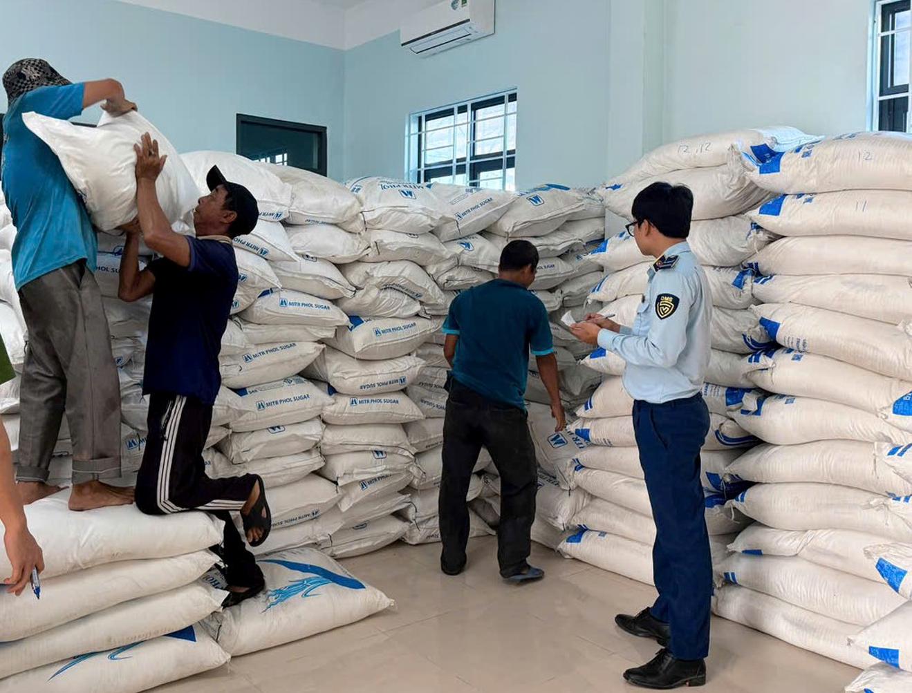 Tạm giữ 33 tấn đường trắng có nguồn gốc từ Thái Lan có dấu hiệu tẩy xoá thời gian sản xuất