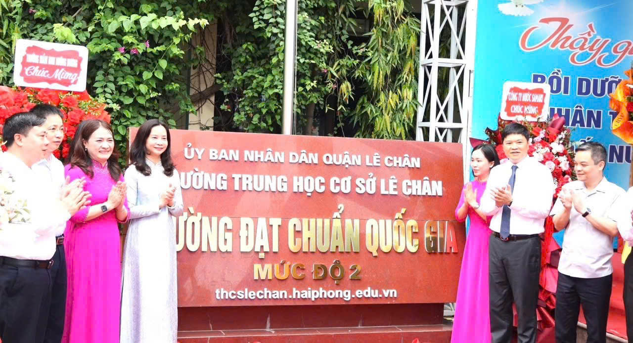 Nghi thức gắn biển công nhận Trường đạt chuẩn quốc gia mức độ 2