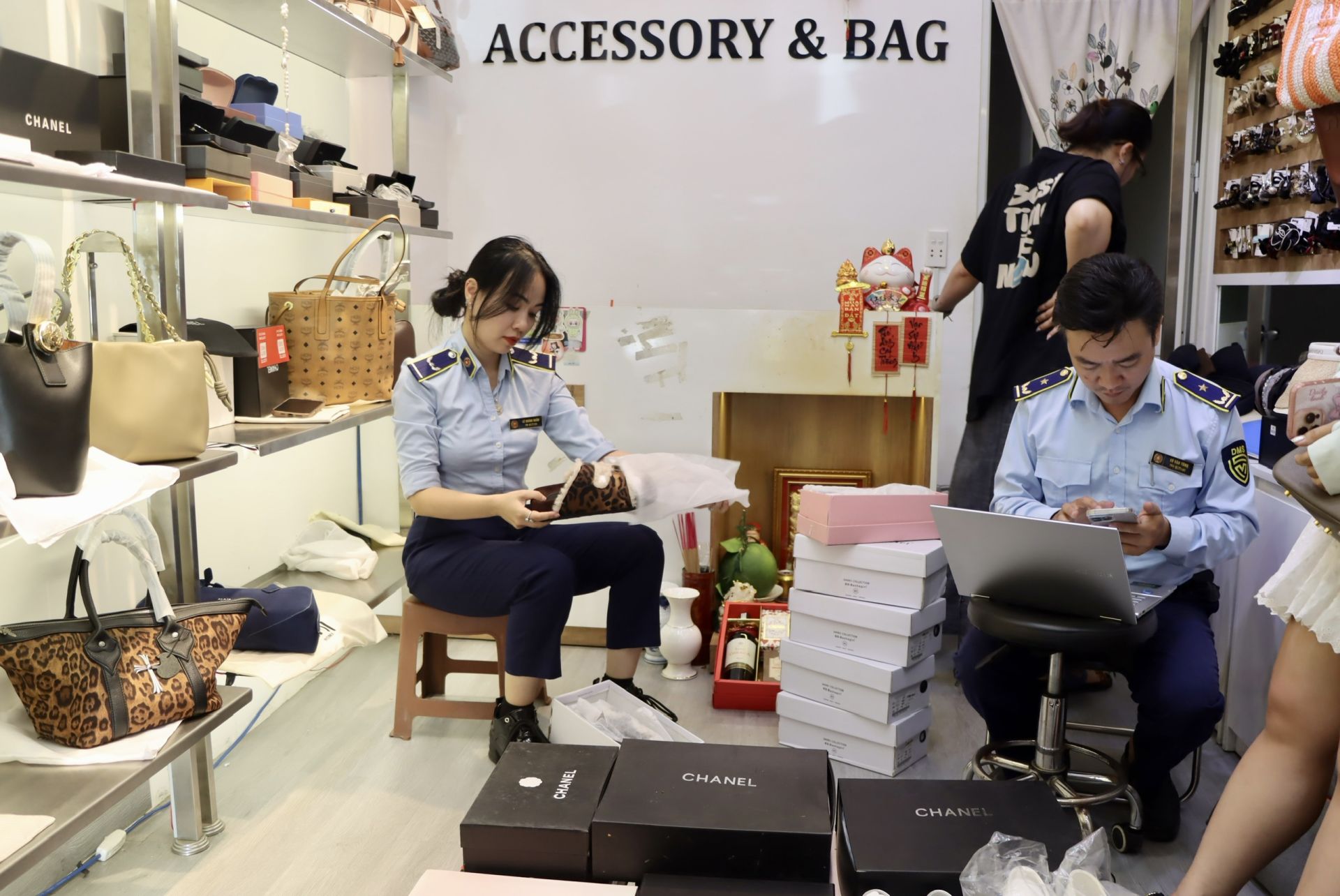 Đoàn kiểm tra và giám sát tại CoCo Accessory & Bag (144 Trần Phú) Đoàn kiểm tra và giám sát tại CoCo Accessory & Bag (144 Trần Phú)