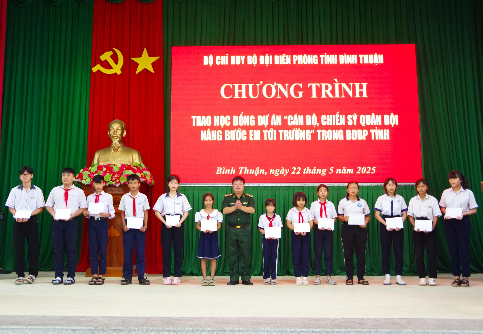 BĐBP Bình Thuận trao học bổng trị giá gần 100 triệu đồng cho 13 học sinh vùng biên giới biển