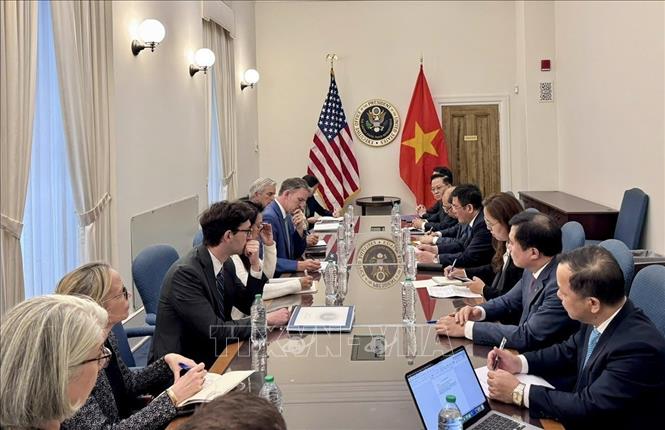 Bộ trưởng Bộ Công Thương Nguyễn Hồng Diên đàm phán với Đại sứ, Trưởng Đại diện Thương mại Hoa Kỳ Jamieson Greer tại Washington ngày 21/5 (giờ địa phương). Ảnh: TTXVN phát