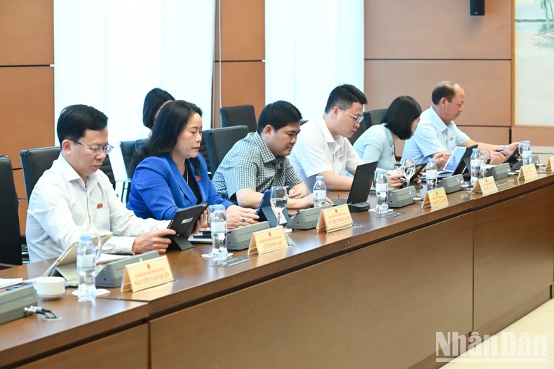 Các đại biểu Quốc hội dự thảo luận tổ. (Ảnh: BÙI GIANG) Các đại biểu Quốc hội dự thảo luận tổ. (Ảnh: BÙI GIANG)