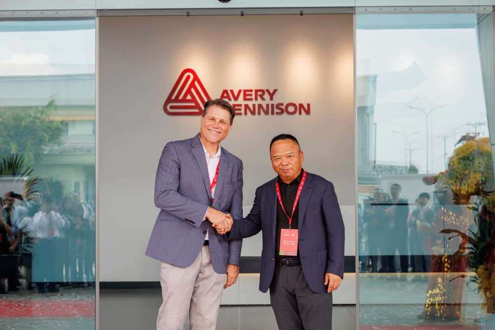 Ông Michael và ông Ma bắt tay đánh dấu hợp tác giữa hai tập đoàn Ông Michael và ông Ma bắt tay đánh dấu hợp tác giữa hai tập đoàn
