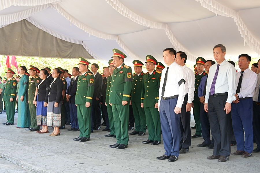 Thượng tướng Võ Minh Lương cùng lãnh đạo tỉnh Quảng Trị và tỉnh Savannakhet dự lễ viếng, truy điệu và an táng hài cốt liệt sĩ. Thượng tướng Võ Minh Lương cùng lãnh đạo tỉnh Quảng Trị và tỉnh Savannakhet dự lễ viếng, truy điệu và an táng hài cốt liệt sĩ.