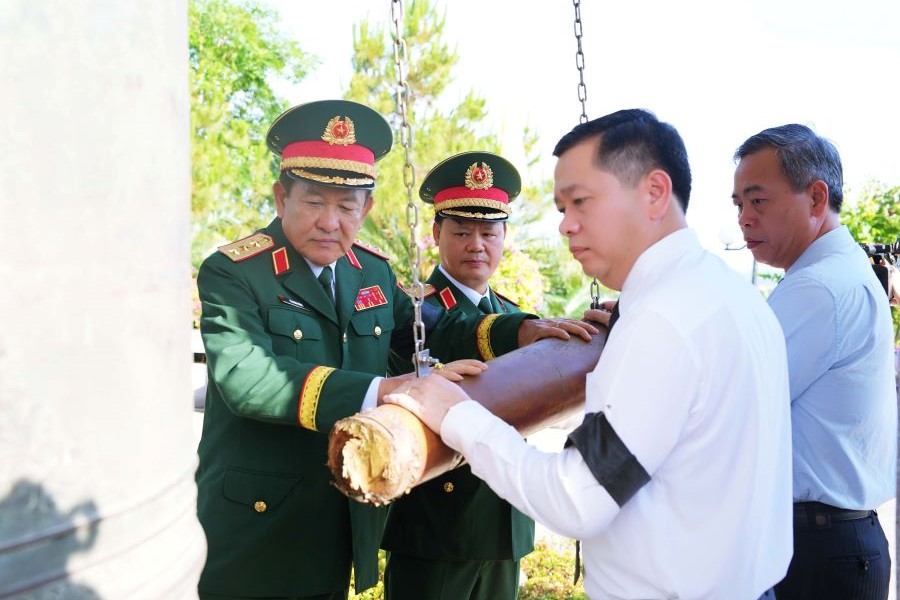 Thượng tướng Võ Minh Lương và lãnh đạo tỉnh Quảng Trị thỉnh chuông. Thượng tướng Võ Minh Lương và lãnh đạo tỉnh Quảng Trị thỉnh chuông.
