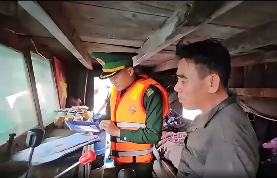Lực lượng Bộ đội Biên phòng Quảng Trị kiểm tra tàu thuyền đánh bắt thủy sản.
