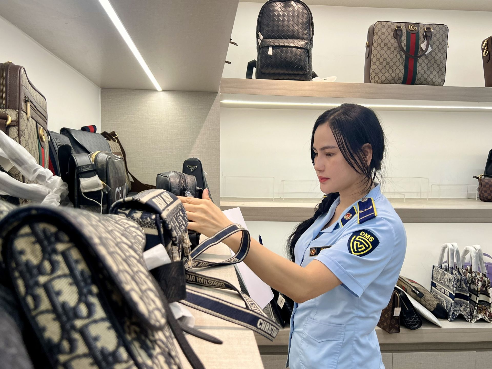 Lực lượng QLTT thành phố Đà Nẵng kiểm tra hàng hóa tại cơ sở kinh doanh Lực lượng QLTT thành phố Đà Nẵng kiểm tra hàng hóa tại cơ sở kinh doanh