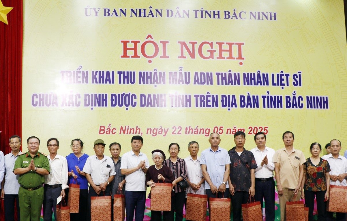 Phó Chủ tịch UBND tỉnh Ngô Tân Phượng (thứ 9 từ trái qua) cùng lãnh đạo Công an tỉnh, Sở Nội vụ trao quà cho các thân nhân liệt sĩ. Phó Chủ tịch UBND tỉnh Ngô Tân Phượng (thứ 9 từ trái qua) cùng lãnh đạo Công an tỉnh, Sở Nội vụ trao quà cho các thân nhân liệt sĩ.