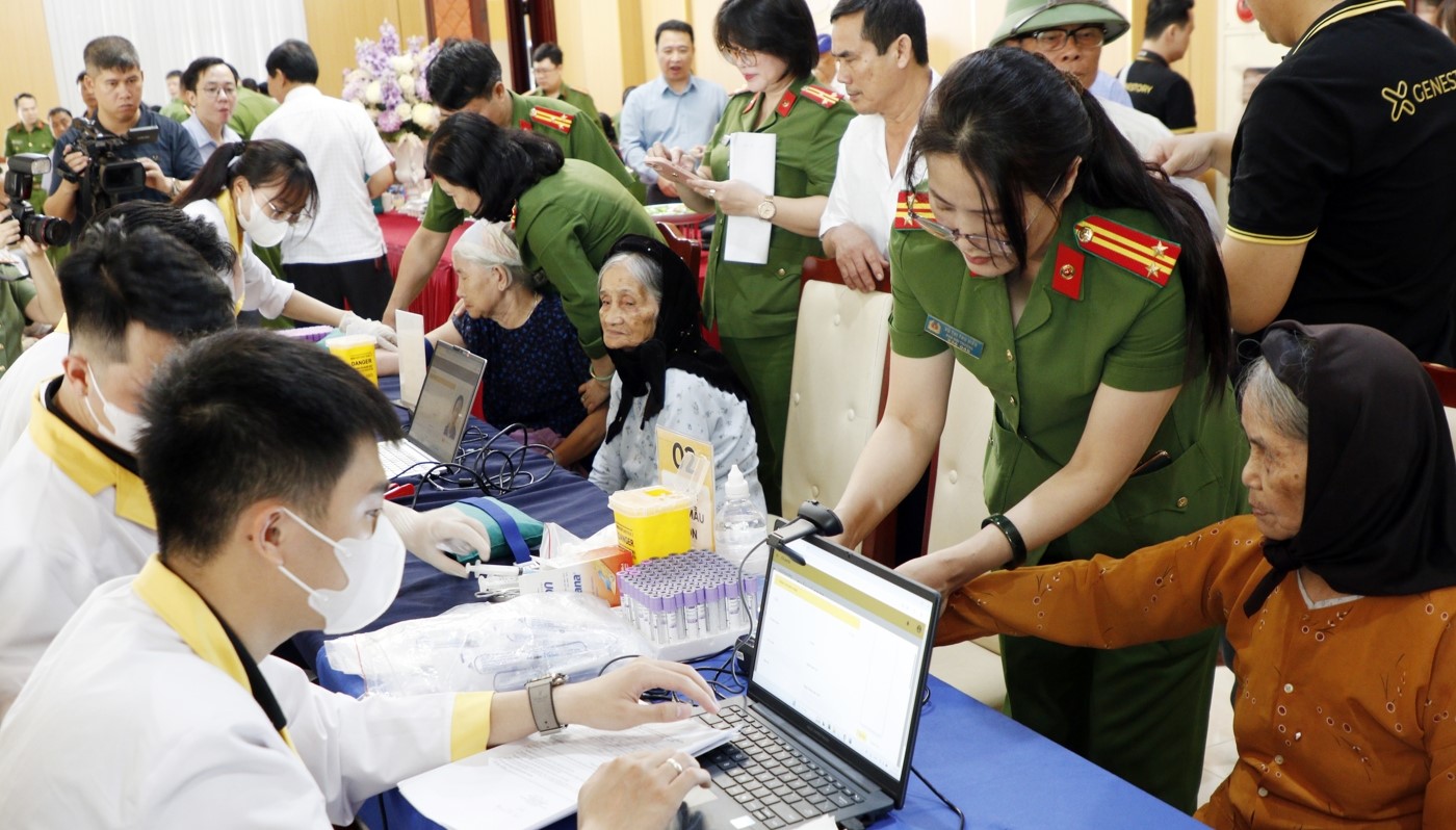 Lực lượng Công an và Công ty Cổ phần GeneStory thu nhận mẫu ADN của các thân nhân liệt sĩ. Lực lượng Công an và Công ty Cổ phần GeneStory thu nhận mẫu ADN của các thân nhân liệt sĩ.