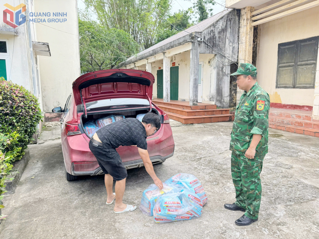 Đối tượng Nguyễn Hồng Minh và tang vật bị lực lượng BĐBP bắt giữ.