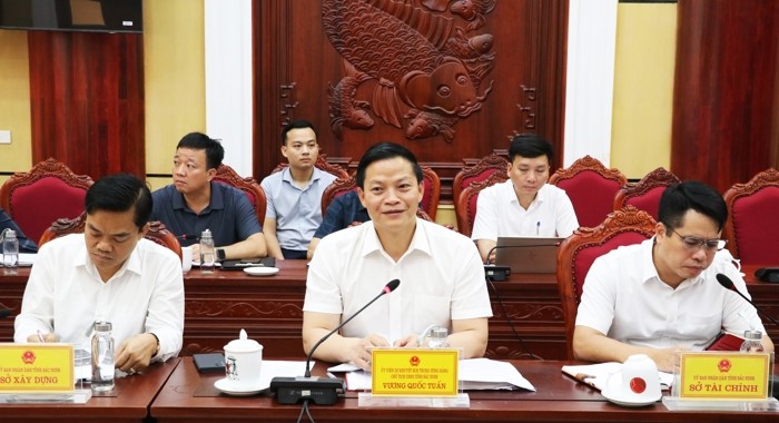 Chủ tịch UBND tỉnh Vương Quốc Tuấn phát biểu tại buổi làm việc. Chủ tịch UBND tỉnh Vương Quốc Tuấn phát biểu tại buổi làm việc.