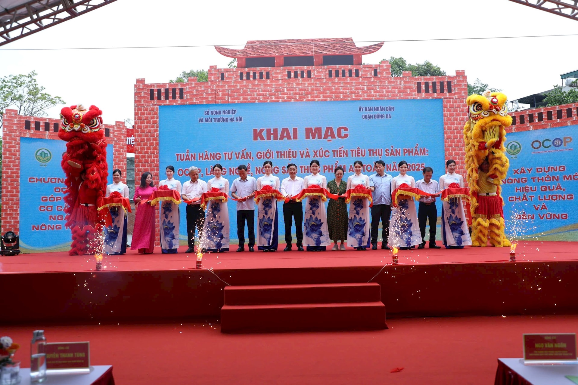 Các đại biểu cắt băng khai mạc sự kiện. Ảnh: Minh Phú