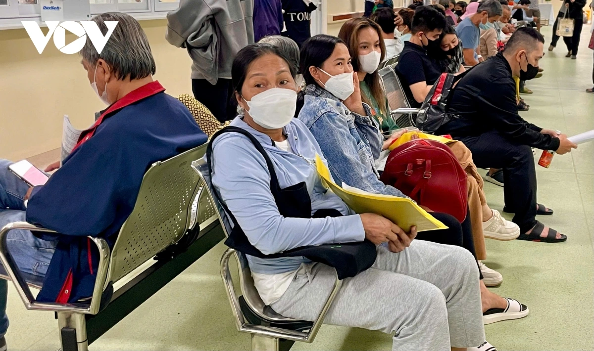 Người dân phải đeo khẩu trang nơi công cộng để hạn chế lây Covid-19 và các bệnh hô hấp khác. Người dân phải đeo khẩu trang nơi công cộng để hạn chế lây Covid-19 và các bệnh hô hấp khác.
