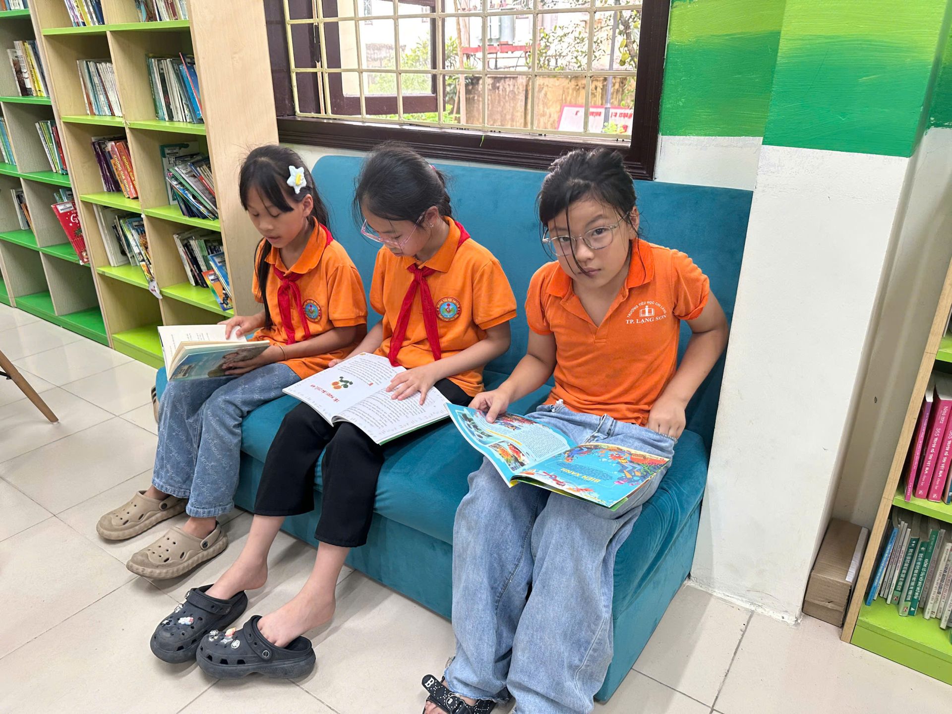 Các em học sinh hăng say đọc sách tại chương trình