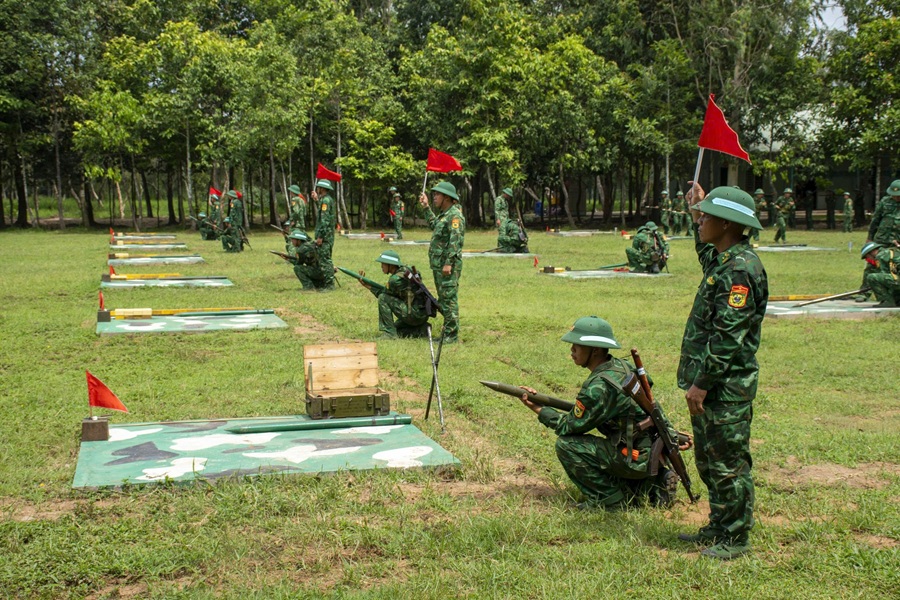 Các chiến sĩ mới thực hành bài đánh thuốc nổ và bắn súng tiểu liên AK