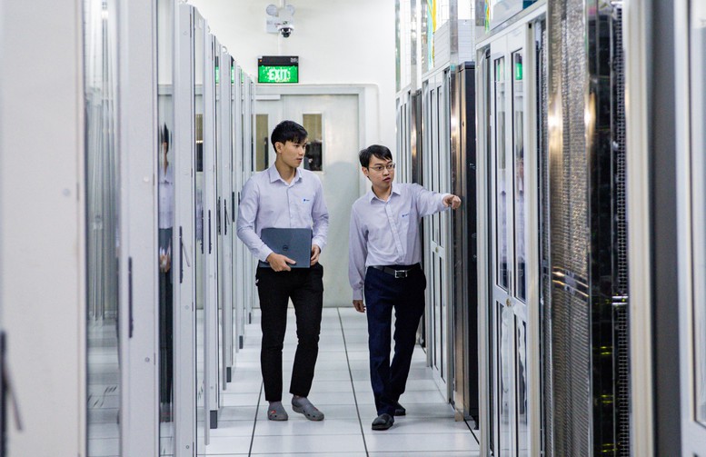 Chuyên viên kỹ thuật VNPT đang thực hiện kiểm tra hệ thống Chuyên viên kỹ thuật VNPT đang thực hiện kiểm tra hệ thống