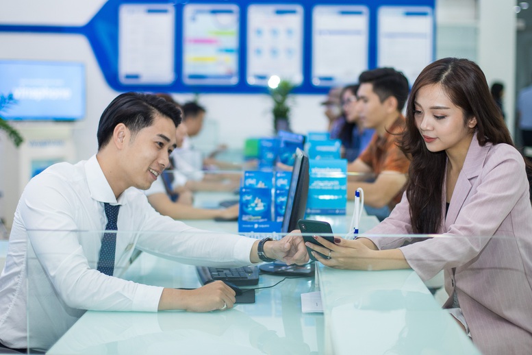 Giao dịch viên VNPT đang hướng dẫn khách hàng chọn sản phẩm Giao dịch viên VNPT đang hướng dẫn khách hàng chọn sản phẩm