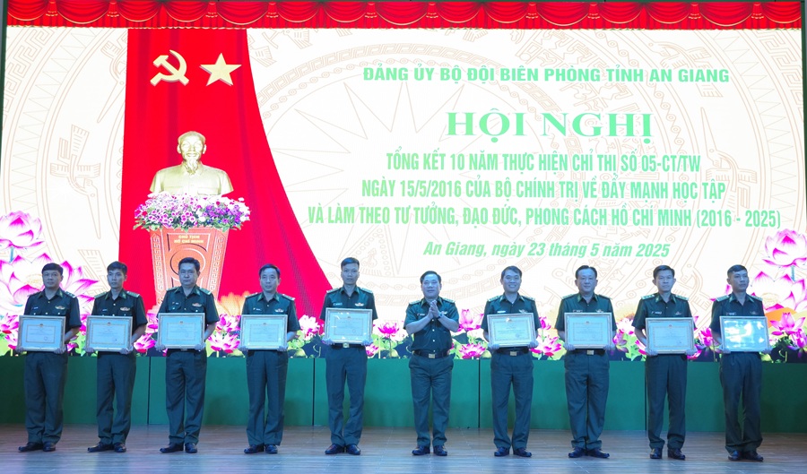 Nhiều tập thể và cá nhân tiêu biểu trong học tập và làm theo tư tưởng, đạo đức, phong cách Hồ Chí Minh