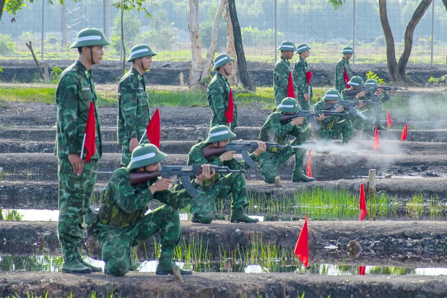 Các chiến sĩ mới thực hành bài đánh thuốc nổ và bắn súng tiểu liên AK