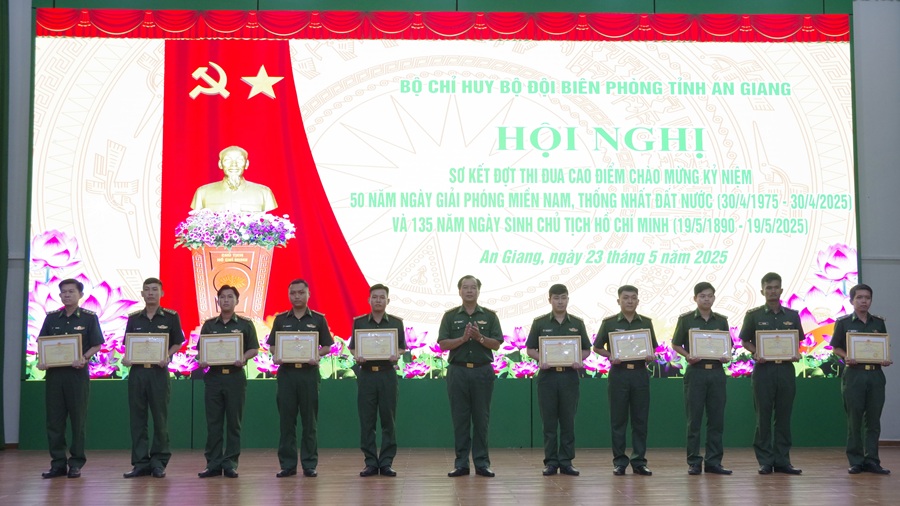 Các tập thể và cá nhân nhận Giấy khen của Bộ Chỉ huy BĐBP