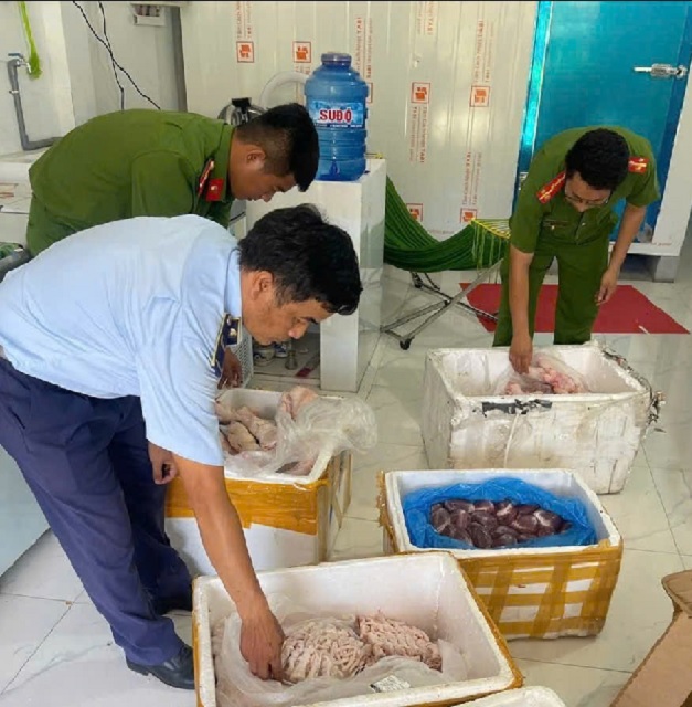 Lực lượng làm nhiệm vụ kiểm tra tại Hộ kinh doanh N.T.T.T. Ảnh : Minh Hạnh Lực lượng làm nhiệm vụ kiểm tra tại Hộ kinh doanh N.T.T.T. Ảnh : Minh Hạnh