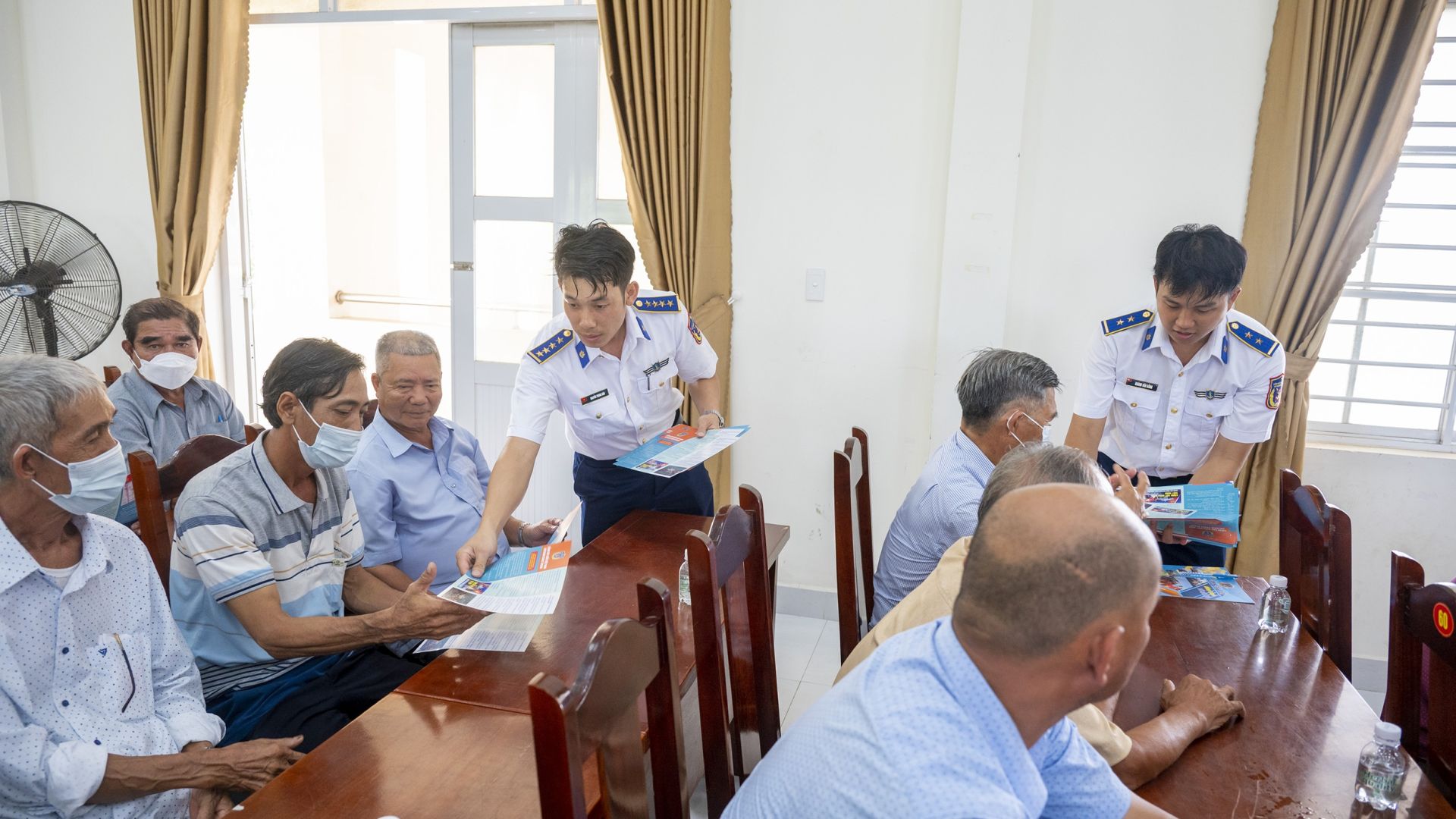 Cán bộ, chiến sĩ Bộ Tư lệnh Vùng Cảnh sát biển 3 phát tờ rơi tuyên truyền cho bà con ngư dân. Cán bộ, chiến sĩ Bộ Tư lệnh Vùng Cảnh sát biển 3 phát tờ rơi tuyên truyền cho bà con ngư dân.