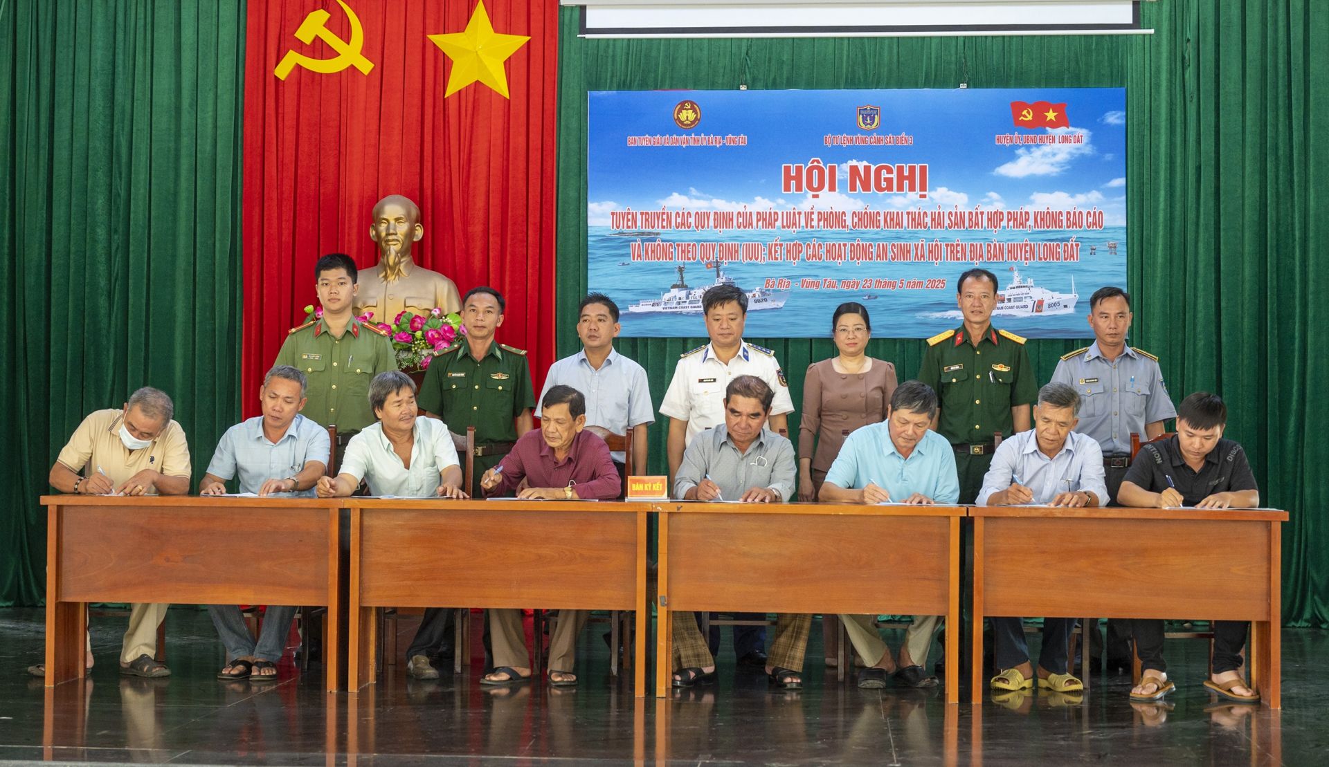 Đại diện BTL Vùng CSB 3 cùng cấp ủy, chính quyền địa phương, các lực lượng vũ trang trên địa bàn chứng kiến chủ tàu cá, chủ phương tiện, thuyền trưởng viết cam kết không vi phạm IUU. Đại diện BTL Vùng CSB 3 cùng cấp ủy, chính quyền địa phương, các lực lượng vũ trang trên địa bàn chứng kiến chủ tàu cá, chủ phương tiện, thuyền trưởng viết cam kết không vi phạm IUU.