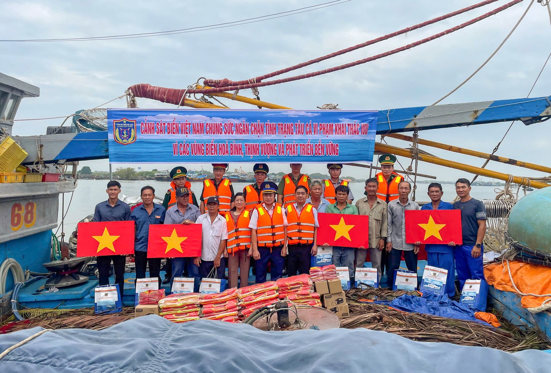 Vùng Cảnh sát Biển 3 tiếp tục đồng hành cùng ngư dân tỉnh Bà Rịa - Vũng Tàu