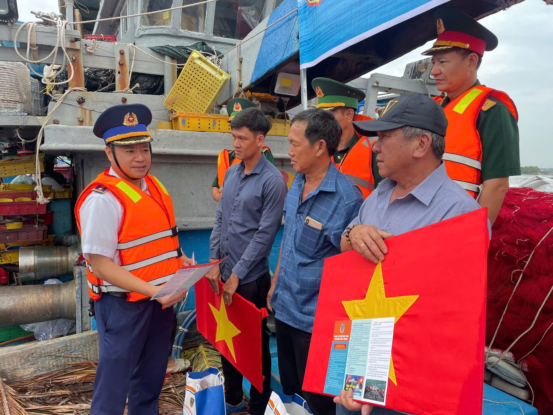 Đại tá Nguyễn Đức Hiếu, Phó Tư lệnh Pháp luật, Bộ Tư lệnh Vùng Cảnh sát biển 3 cùng đại diện các đơn vị lực lượng vũ trang trên địa bàn tuyên truyền về IUU cho ngư dân huyện Long Đất. Đại tá Nguyễn Đức Hiếu, Phó Tư lệnh Pháp luật, Bộ Tư lệnh Vùng Cảnh sát biển 3 cùng đại diện các đơn vị lực lượng vũ trang trên địa bàn tuyên truyền về IUU cho ngư dân huyện Long Đất.