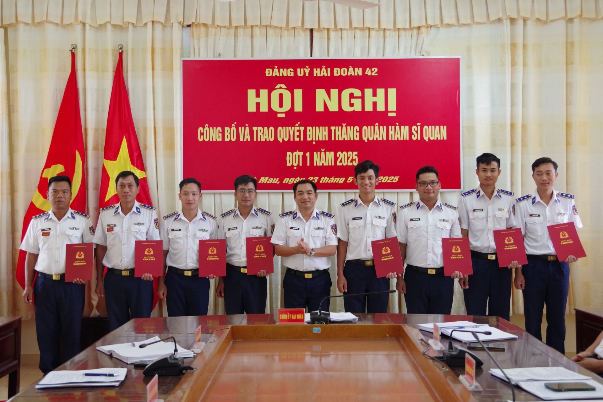 Đồng chí Trung tá Trịnh Minh Hiển- Bí thư Đảng ủy, Chính ủy Hải đoàn trao quyết định thăng quân hàm cho các đồng chí sĩ quan