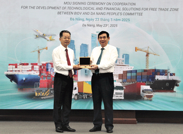 Bí thư Thành ủy Đà Nẵng Nguyễn Văn Quảng (bên trái) tặng quà lưu niệm cho lãnh đạo Ngân hàng BIDV. Bí thư Thành ủy Đà Nẵng Nguyễn Văn Quảng (bên trái) tặng quà lưu niệm cho lãnh đạo Ngân hàng BIDV.