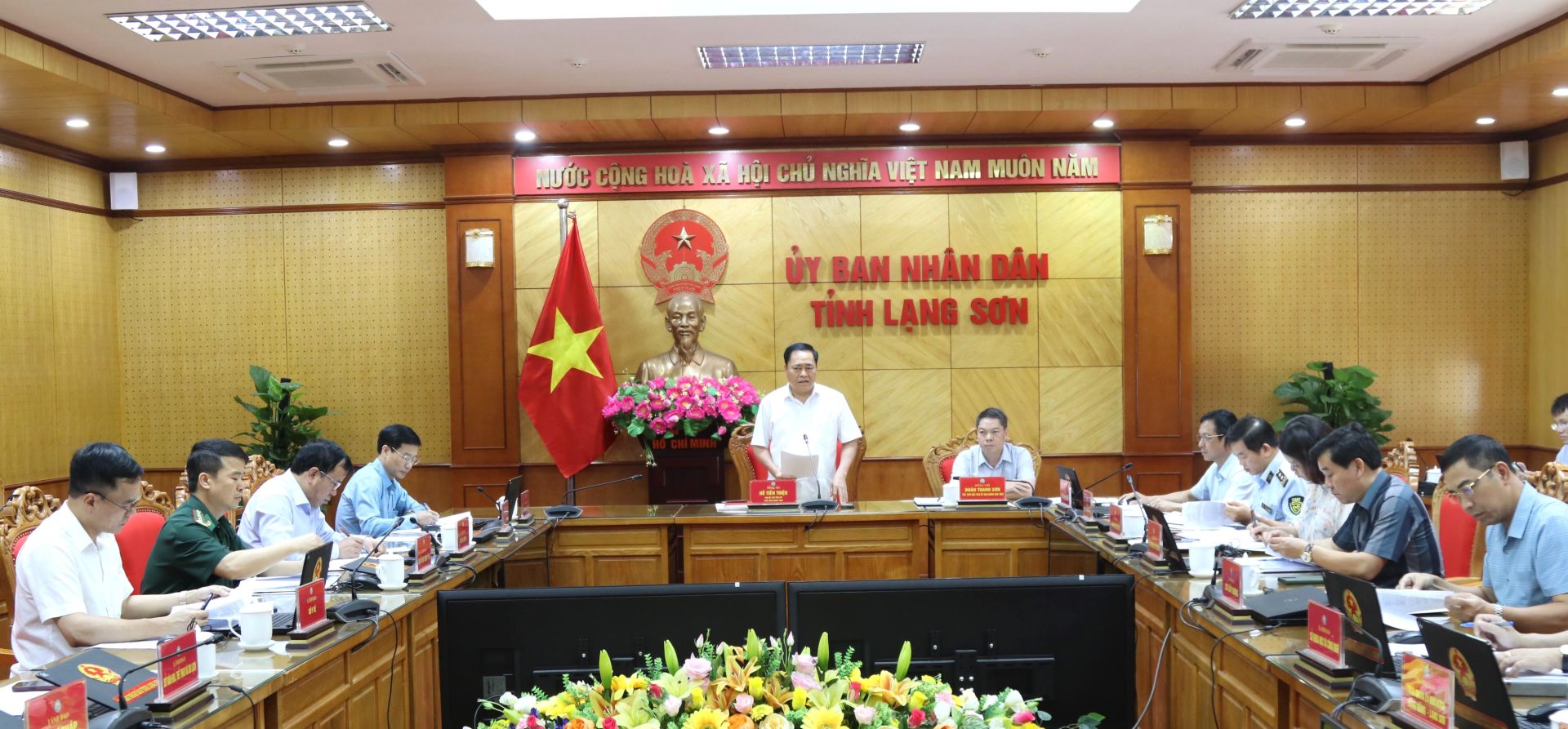 Quang cảnh cuộc họp