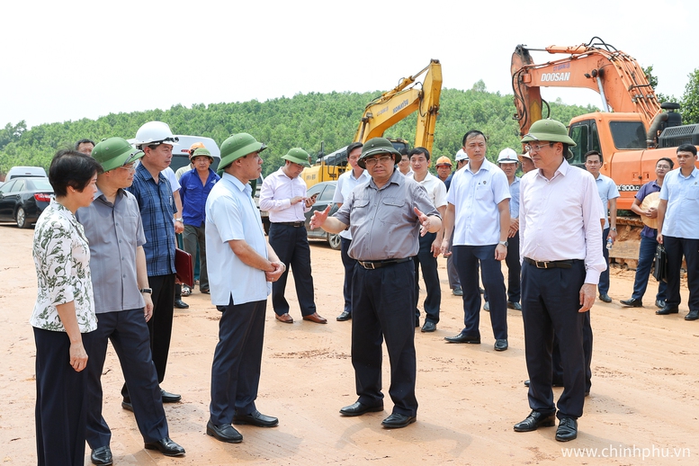 Không ít lần, Thủ tướng có mặt tại công trường từ sáng sớm hay giữa đêm khuya, làm việc xuyên lễ Tết để tháo gỡ khó khăn vướng mắc ngay tại hiện trường, yêu cầu giải ngân dứt điểm vốn đầu tư công theo kế hoạch Không ít lần, Thủ tướng có mặt tại công trường từ sáng sớm hay giữa đêm khuya, làm việc xuyên lễ Tết để tháo gỡ khó khăn vướng mắc ngay tại hiện trường, yêu cầu giải ngân dứt điểm vốn đầu tư công theo kế hoạch