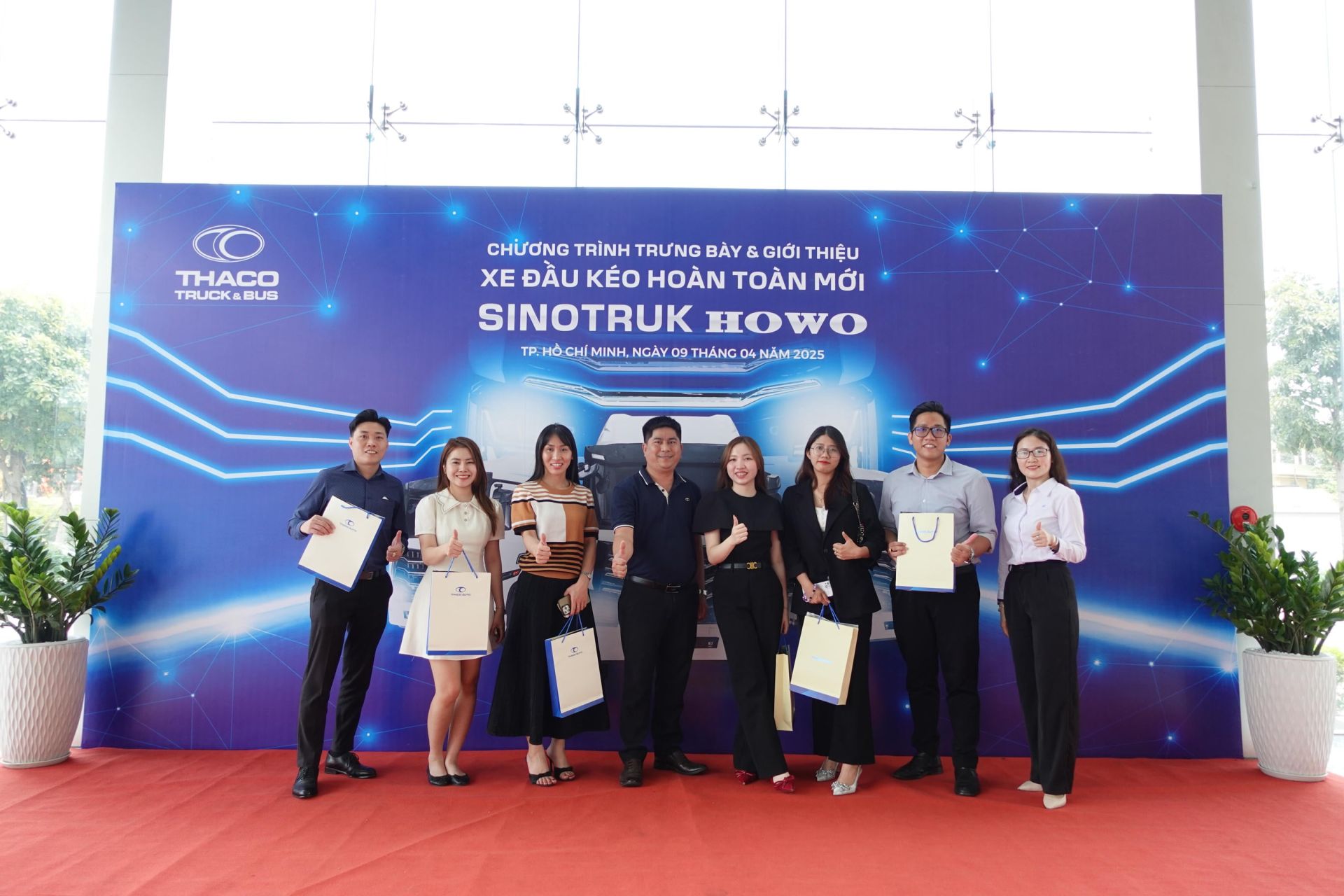 Khách hàng tham gia chương trình trưng bày và giới thiệu xe đầu kéo Sinotruk Khách hàng tham gia chương trình trưng bày và giới thiệu xe đầu kéo Sinotruk