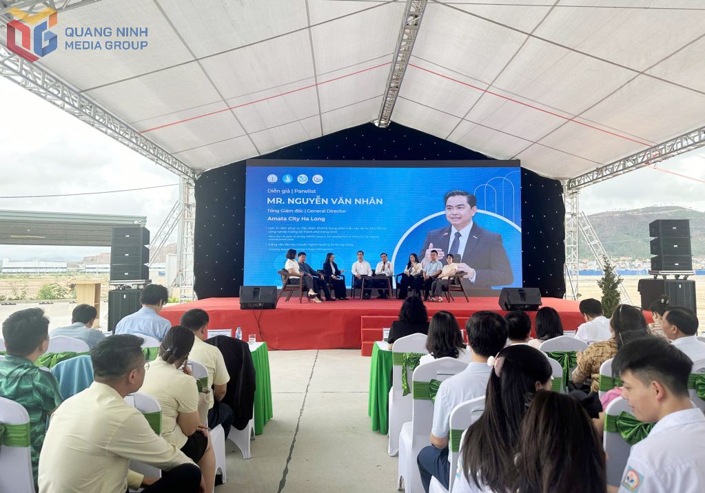 Các diễn giả chia sẻ xu hướng việc làm trong KCN. Các diễn giả chia sẻ xu hướng việc làm trong KCN.