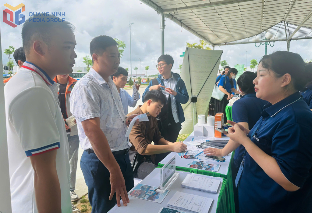 Học sinh, sinh viên và người lao động tìm hiểu thông tin tuyển dụng.