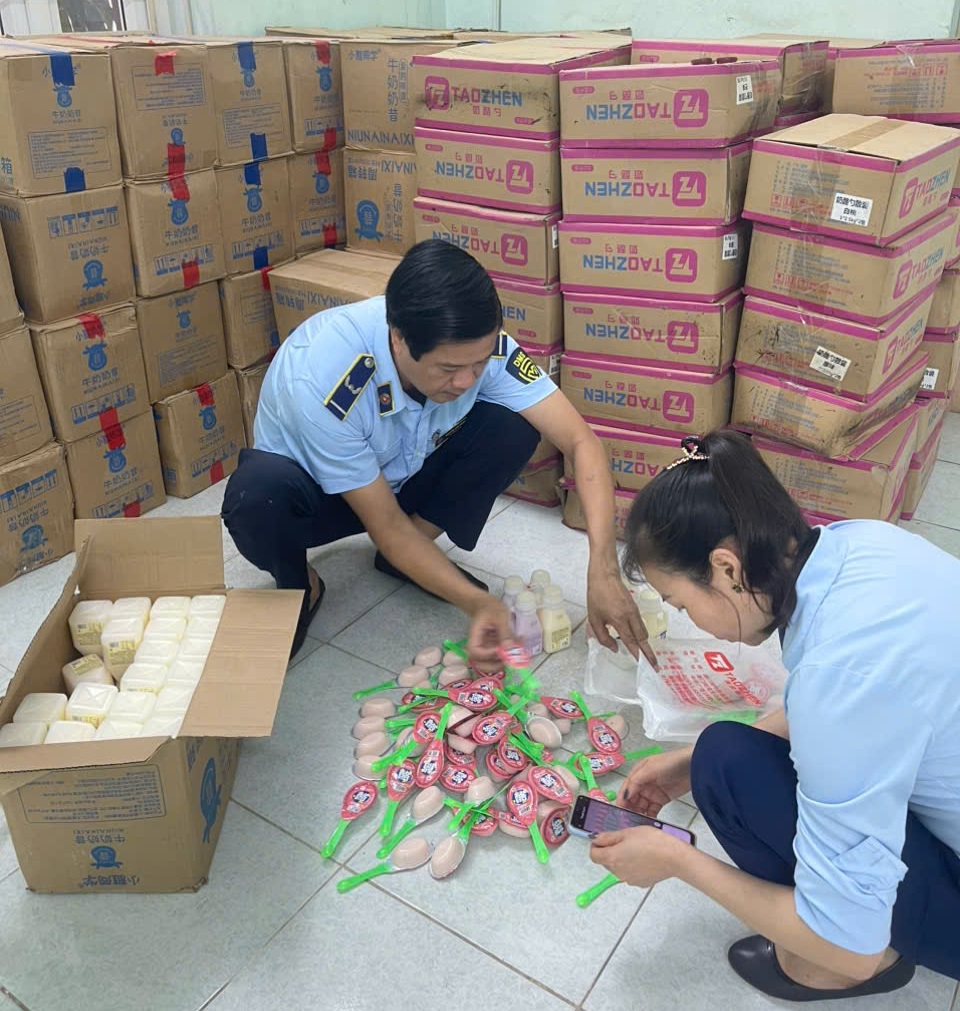 Đội QLTT số 1 đã tiến hành tạm giữ toàn bộ hàng hoá và tiếp tục xác minh làm rõ để xử lý theo quy định của pháp luật. Đội QLTT số 1 đã tiến hành tạm giữ toàn bộ hàng hoá và tiếp tục xác minh làm rõ để xử lý theo quy định của pháp luật.