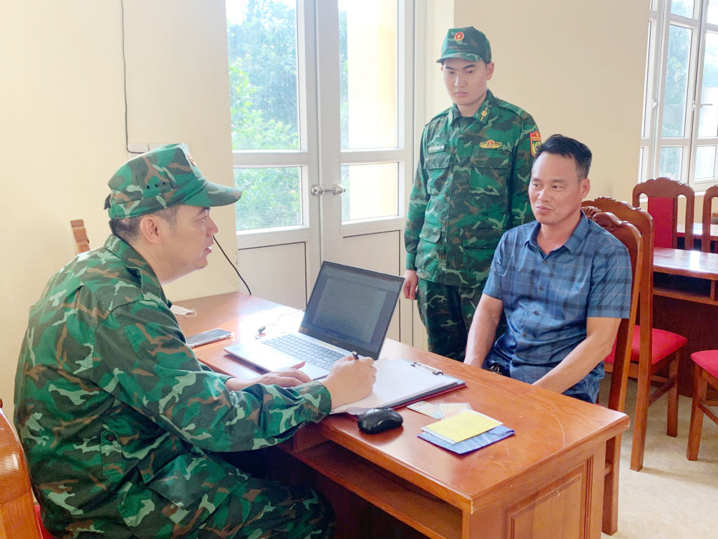 Bộ đội Biên phòng làm việc với đối tượng Lê Văn Dân. Bộ đội Biên phòng làm việc với đối tượng Lê Văn Dân.