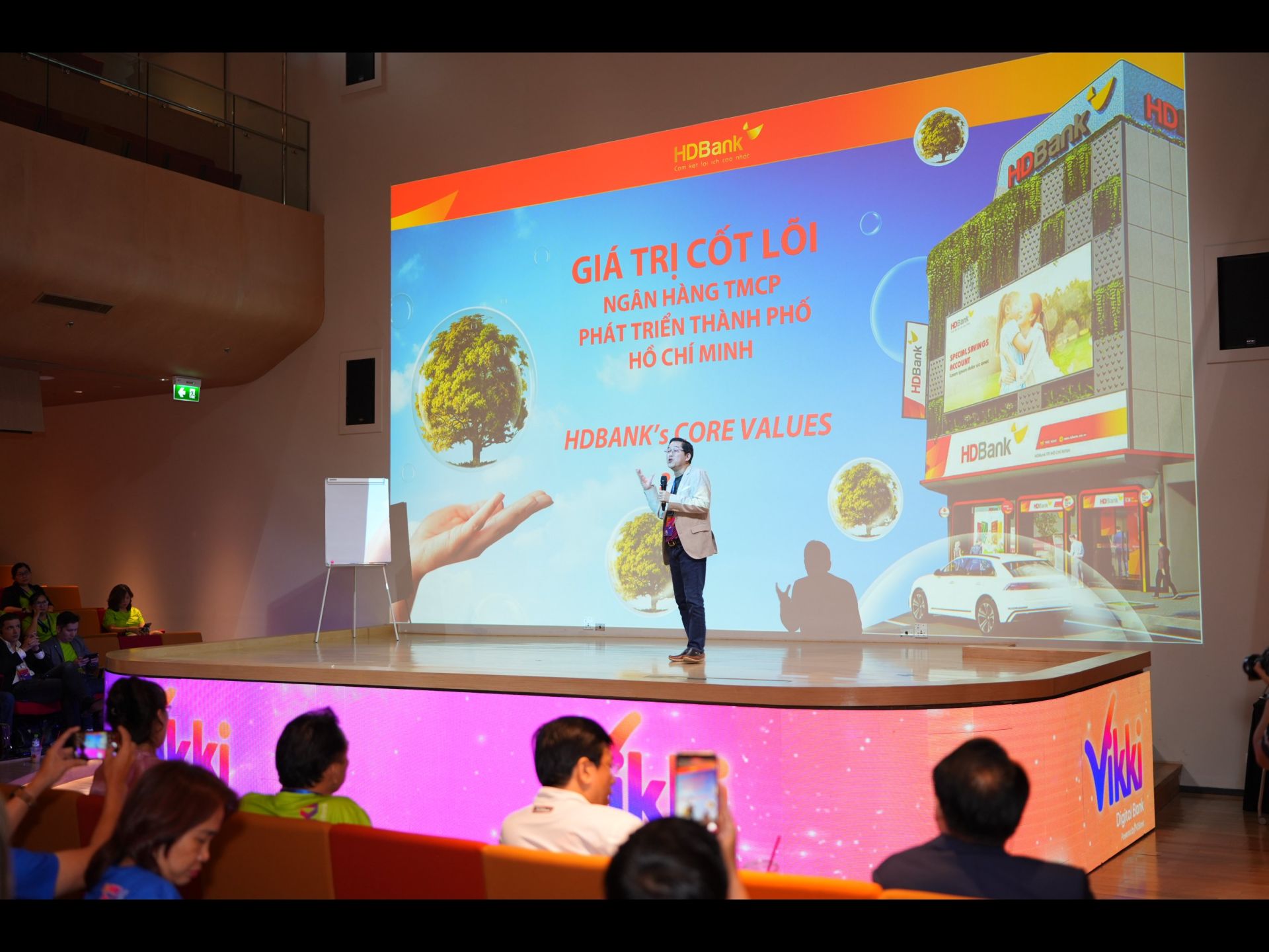 Lãnh đạo ngân hàng chia sẻ tại khóa học Lãnh đạo ngân hàng chia sẻ tại khóa học