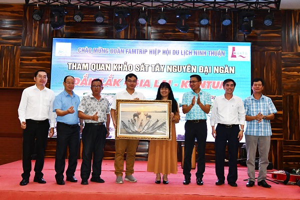 Đoàn Famtrip tỉnh Ninh Thuận tặng quà lưu niệm cho lãnh đạo Hiệp hội Du lịch tỉnh Đắk Lắk