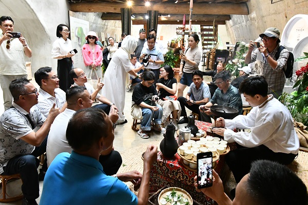 Đoàn Famtrip tỉnh Ninh Thuận xem giới thiệu, trình diễn tại Bảo tàng cà phê Trung Nguyên, TP. Ban Mê Thuột, tỉnh Đắk Lắk