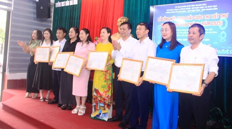 Ban Tổ chức khen thưởng các đơn vị có phong trào, thành tích tốt nhất trong công tác tổ chức, triển khai cuộc thi.
