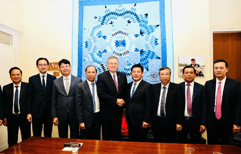Bộ trưởng Bộ Công Thương làm việc với Thượng nghị sĩ Steve Daines, thành viên các Ủy ban Tài chính và Đối ngoại Thượng viện Bộ trưởng Bộ Công Thương làm việc với Thượng nghị sĩ Steve Daines, thành viên các Ủy ban Tài chính và Đối ngoại Thượng viện