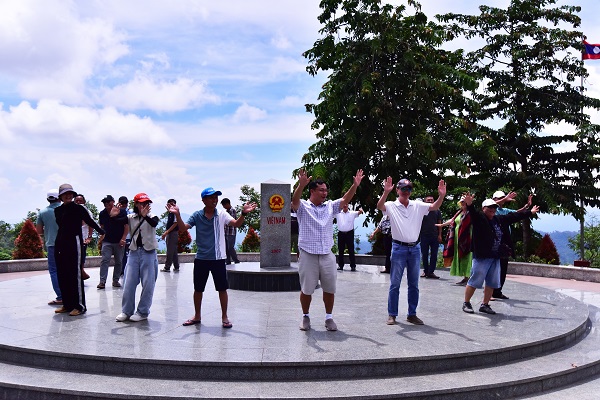 Đoàn Famtrip tỉnh Ninh Thuận thăm cột mốc chủ quyền ngã 3 biên giới Việt Nam- Lào- Căm Pu Chia, tại tỉnh Kon Tum