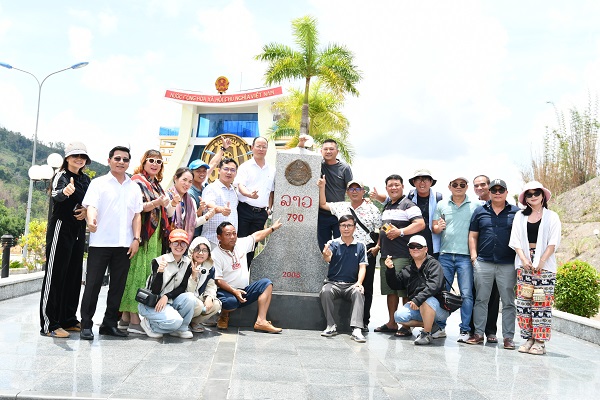 Đoàn Famtrip tỉnh Ninh Thuận thăm cửa khẩu Bờ Y, tỉnh Kon Tum, chụp ảnh lưu niệm tại cột mốc chủ quyền