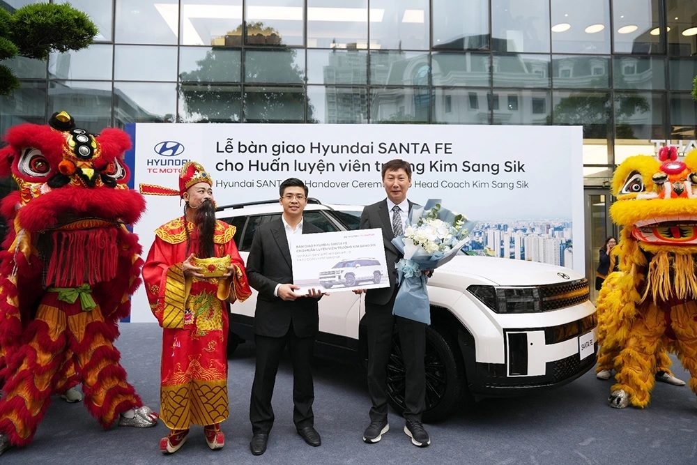 Hyundai Thành Công bàn giao xe Santa Fe cho HLV tuyển Việt Nam